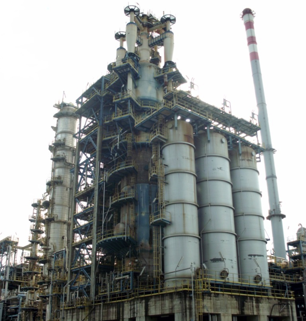 Oil refinery process units and distillation columns prior to dismantling and relocation